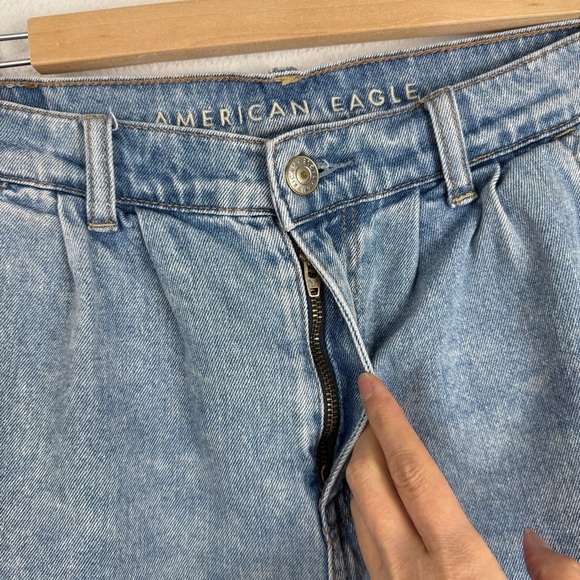 American Eagle Mom Short Pleated Denim Jean Shorts 4 - Picture 3 of 9